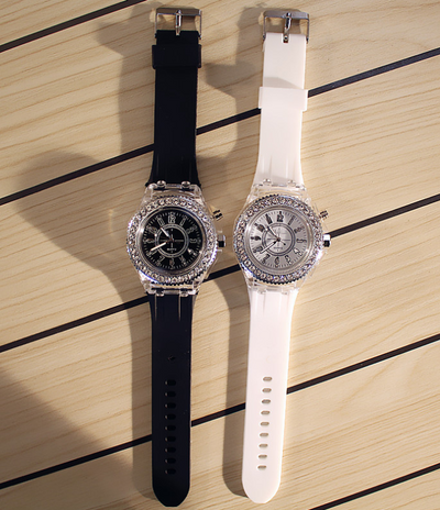 Reloj Deportivo Geneva Unisex con Cristal Luminoso y Correa de Silicona - Image 4