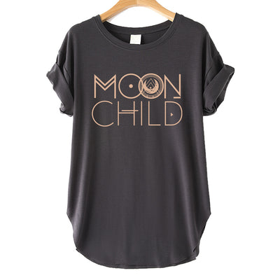 Playera Holgada Moon Child con Hombros Caídos y Estampado de Letras - Image 12