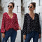 Camiseta con Escote V y Lunares