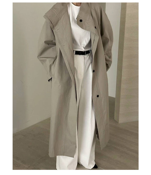 Gabardina Larga de Cuello Alto con Diseño Versátil y Elegancia Contemporánea - Image 23