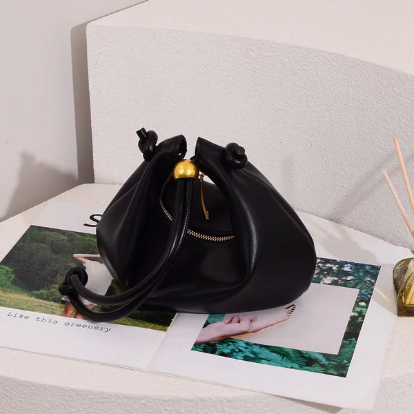 Bolso Axilar de Cuero Vacuno Tejido Liso con Detalles Dorados