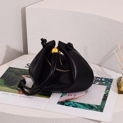 Bolso Axilar de Cuero Vacuno Tejido Liso con Detalles Dorados - Image 2