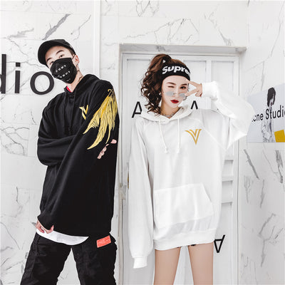 Suéter con Alas de Alambre Dorado Unisex - Image 3