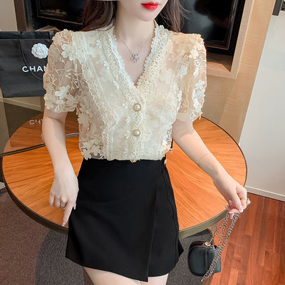 Blusa de Encaje con Flores 3D y Cuello V - Image 7