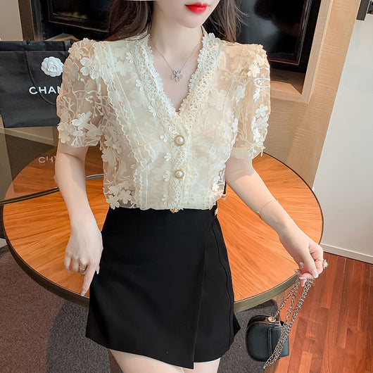 Blusa de Encaje con Flores 3D y Cuello V - Image 7
