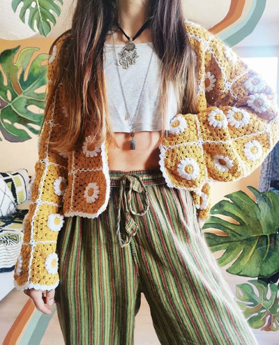Cardigan Tejido a Mano con Girasoles de Crochet para Mujer - Image 7