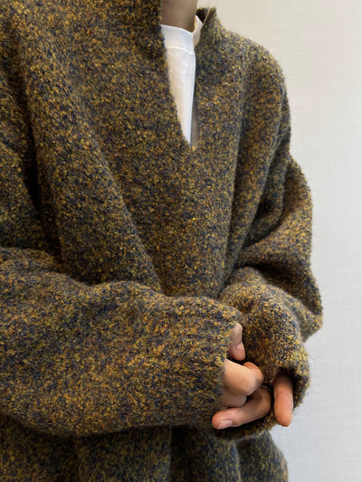 Suéter Holgado Verde Musgo con Hombros Descubiertos - Diseño Retro Navideño para Hombre - Image 11