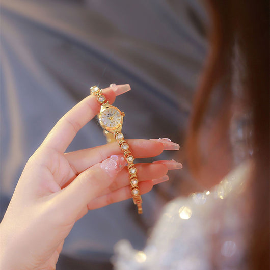 Reloj Elegante para Mujer con Circonitas y Diseño Lunar - Image 8