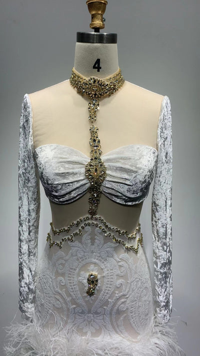 Vestido Ajustado Manga Larga con Diamantes y Plumas - Image 19