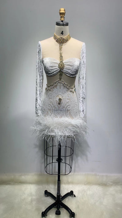 Vestido Ajustado Manga Larga con Diamantes y Plumas - Image 20