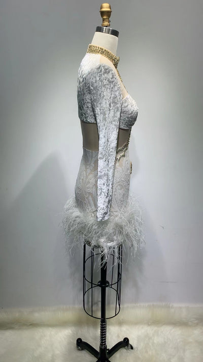Vestido Ajustado Manga Larga con Diamantes y Plumas - Image 21