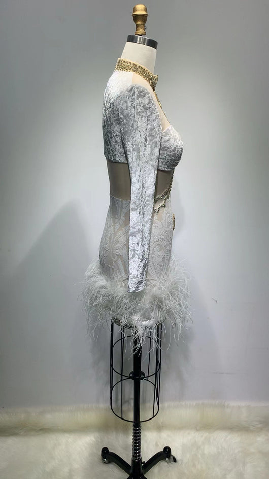 Vestido Ajustado Manga Larga con Diamantes y Plumas - Image 21