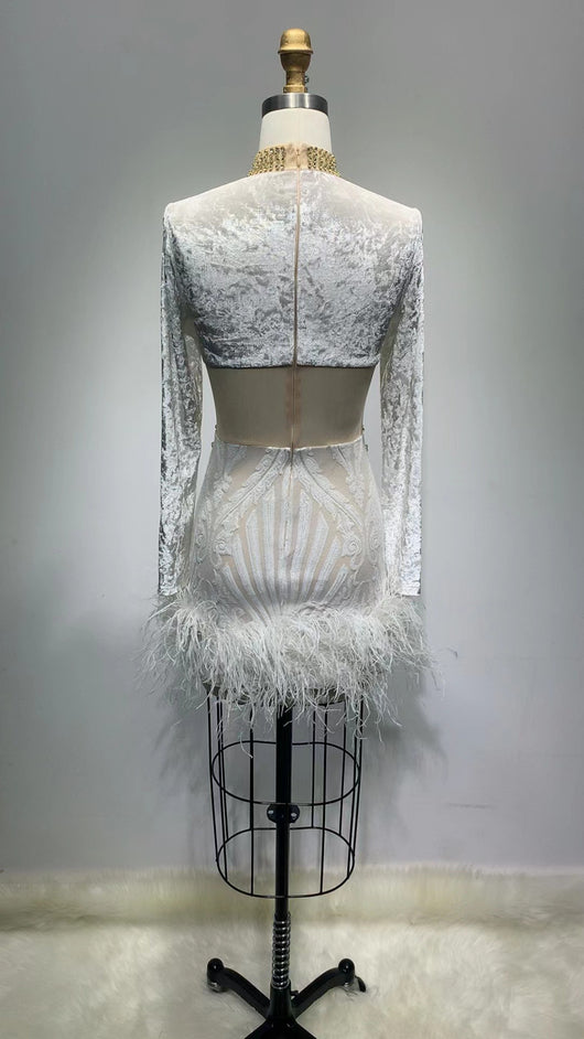 Vestido Ajustado Manga Larga con Diamantes y Plumas - Image 22