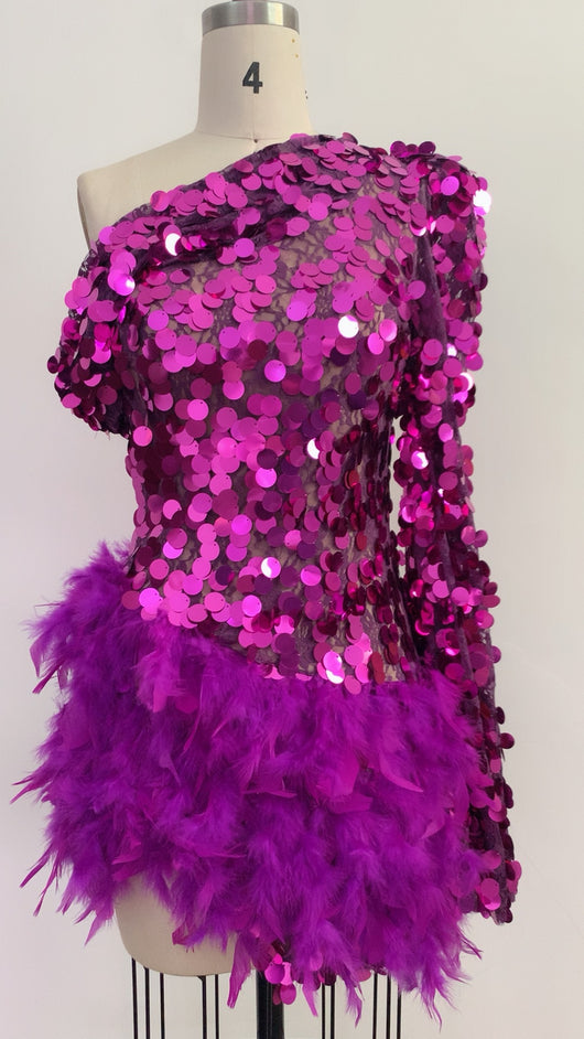 Vestido de Fiesta Corto con Lentejuelas Púrpura y Hombro Descubierto - Image 16