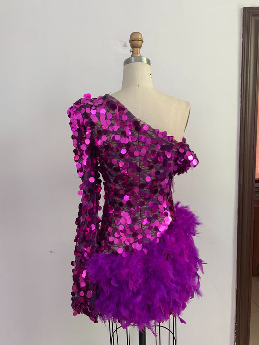 Vestido de Fiesta Corto con Lentejuelas Púrpura y Hombro Descubierto - Image 20