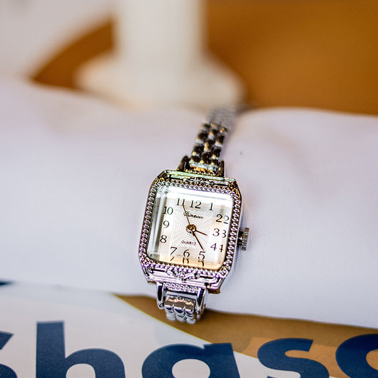 Reloj Vintage para Mujer con Detalles en Cobre - Estilo Clásico Atemporal - Image 9