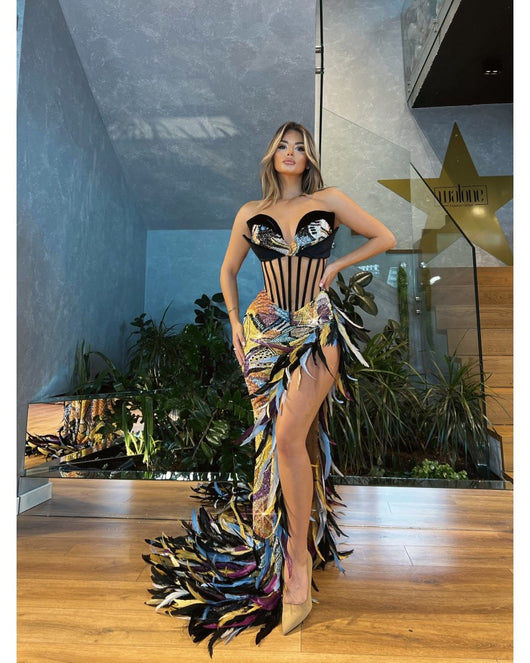Vestido Tubo con Lentejuelas y Plumas, Escote Alto y Abertura Profunda - Image 21