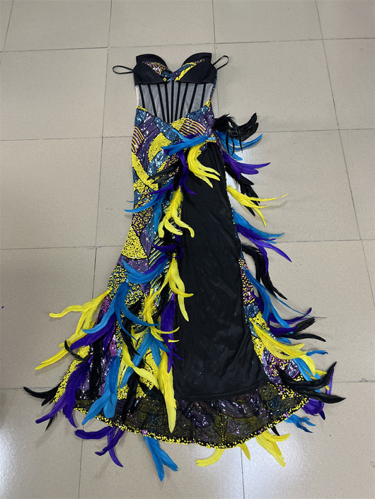 Vestido Tubo con Lentejuelas y Plumas, Escote Alto y Abertura Profunda - Image 23
