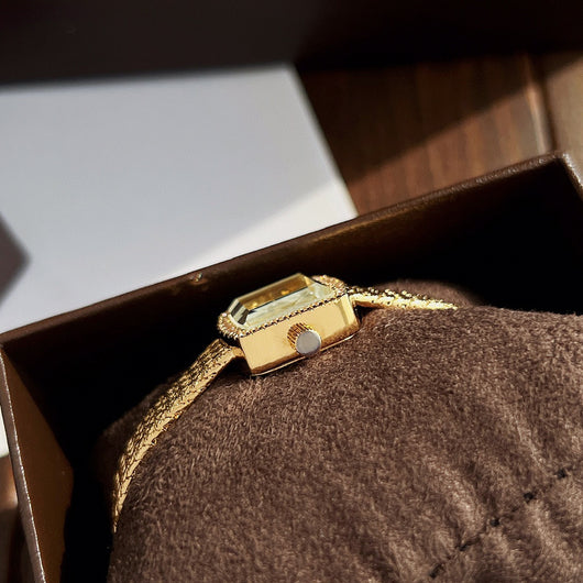 Reloj Cuadrado Dorado Zhonggu Mini - Elegancia Delicada - Image 10