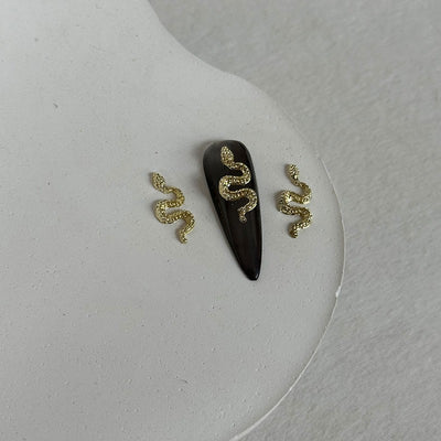 Adorno de Uñas Serpientes Metalizadas con Líneas Finas - Image 10