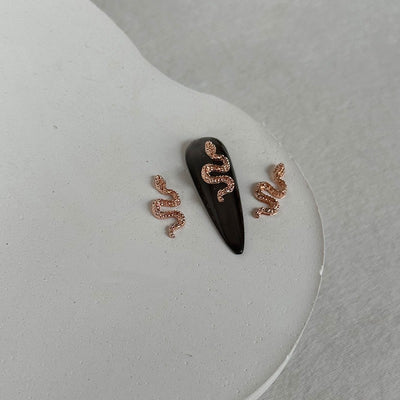 Adorno de Uñas Serpientes Metalizadas con Líneas Finas - Image 12