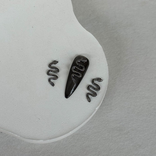Adorno de Uñas Serpientes Metalizadas con Líneas Finas - Image 14