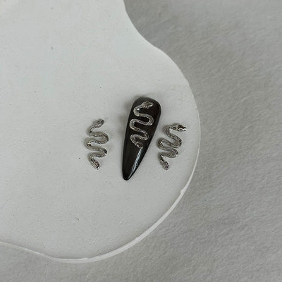 Adorno de Uñas Serpientes Metalizadas con Líneas Finas - Image 15