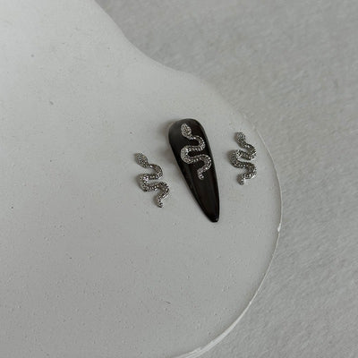 Adorno de Uñas Serpientes Metalizadas con Líneas Finas - Image 25