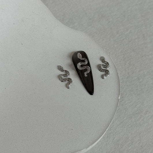 Adorno de Uñas Serpientes Metalizadas con Líneas Finas - Image 25