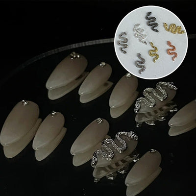 Adorno de Uñas Serpientes Metalizadas con Líneas Finas - Image 27