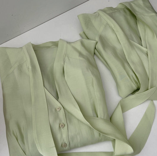 Blusa Escotada con Cordones y Diseño Curvilíneo - Image 11