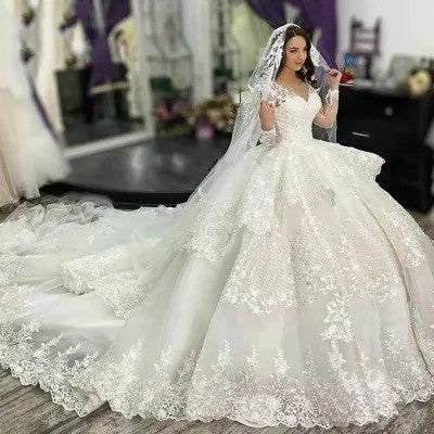 Vestido de Novia con Hombros Descubiertos y Encaje Trailing - Image 9