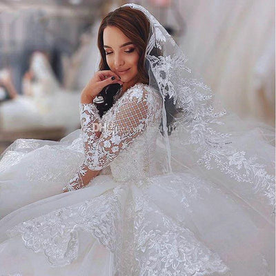 Vestido de Novia con Hombros Descubiertos y Encaje Trailing - Image 12