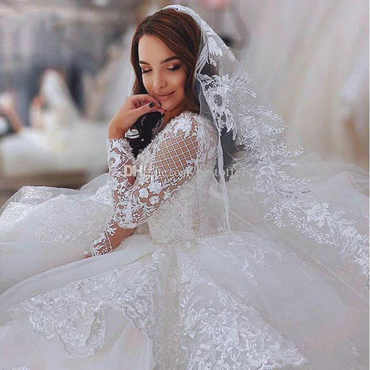Vestido de Novia con Hombros Descubiertos y Encaje Trailing - Image 12