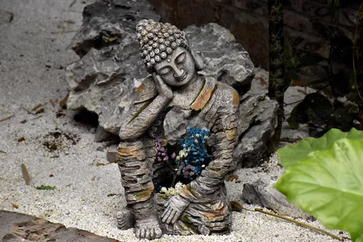 Estatua Buda de Resina con Maceta Floral para Jardín y Decoración de Espacios - Image 15