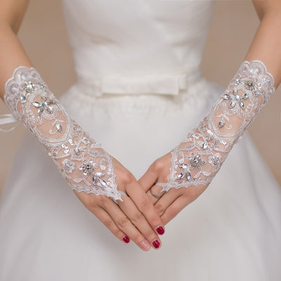 Guantes de Novia Cortos con Encaje de Diamantes - Accesorios de Boda Elegantes - Image 4