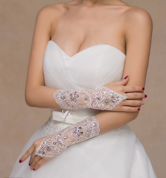 Guantes de Novia Cortos con Encaje de Diamantes - Accesorios de Boda Elegantes - Image 5