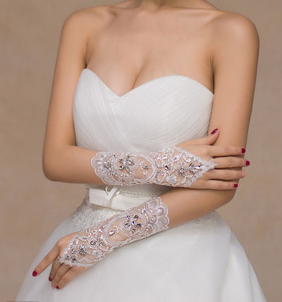 Guantes de Novia Cortos con Encaje de Diamantes - Accesorios de Boda Elegantes - Image 5