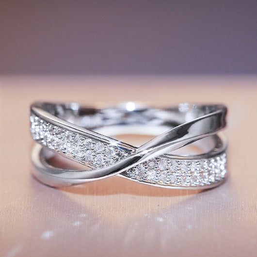 Anillo de Cobre Bicolor con Zirconia Cúbica - Diseño Geométrico X para Mujer - Image 10