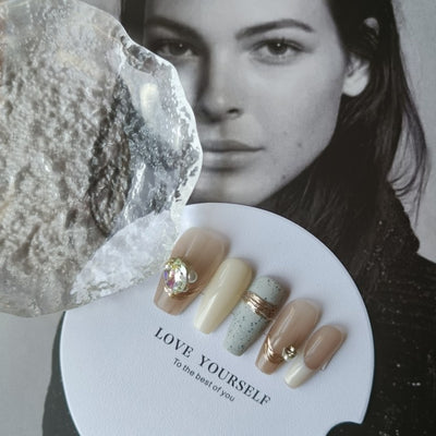 Uñas Decorativas Otoño Invierno con Cristales Brillantes y Efecto Metalizado - Image 11