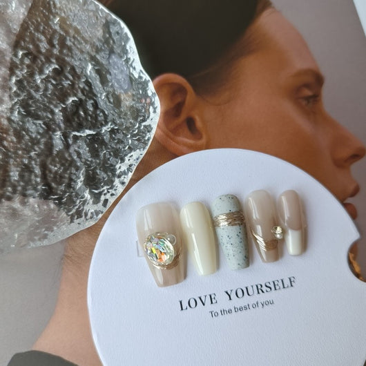 Uñas Decorativas Otoño Invierno con Cristales Brillantes y Efecto Metalizado - Image 20