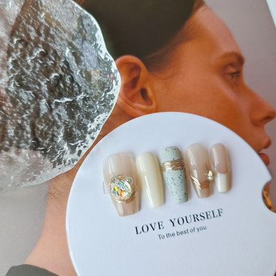 Uñas Decorativas Otoño Invierno con Cristales Brillantes y Efecto Metalizado - Image 21