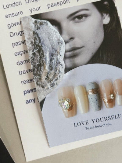 Uñas Decorativas Otoño Invierno con Cristales Brillantes y Efecto Metalizado - Image 25