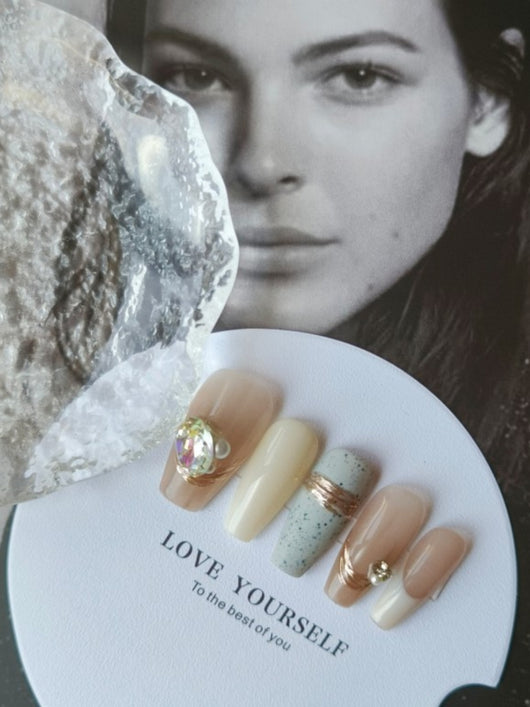 Uñas Decorativas Otoño Invierno con Cristales Brillantes y Efecto Metalizado - Image 27
