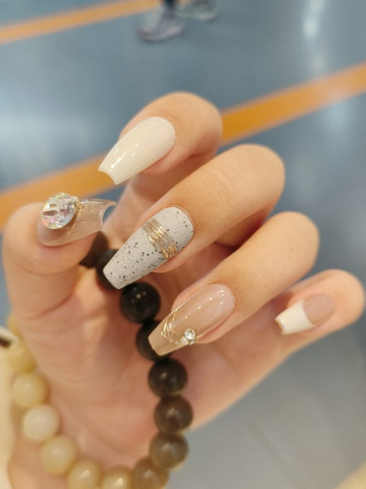 Uñas Decorativas Otoño Invierno con Cristales Brillantes y Efecto Metalizado - Image 28
