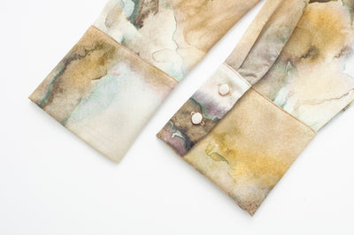 Conjunto Tie-Dye en Satén de Seda: Blusa y Falda - Image 13