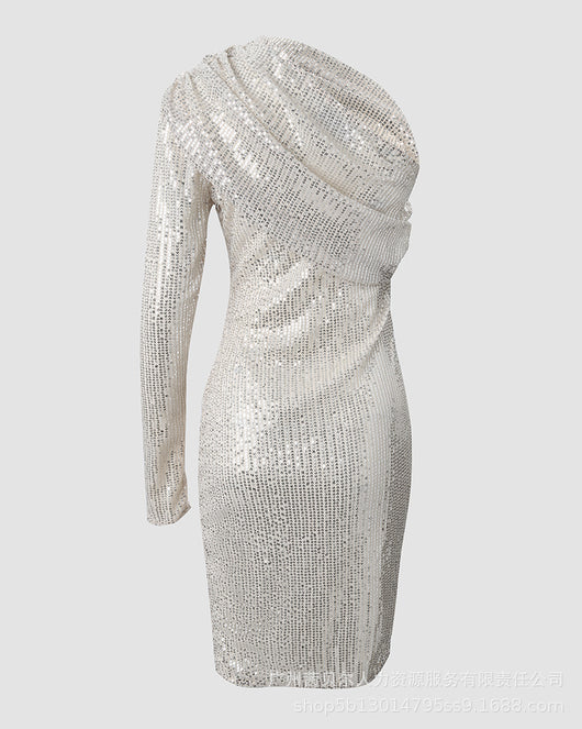 Vestido Formal de Lentejuelas Plateado con Hombro Descubierto - Image 11
