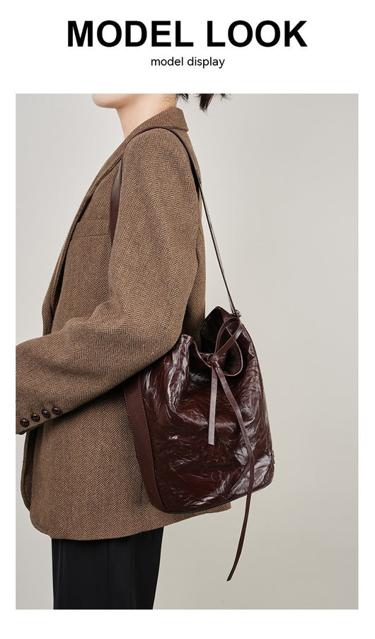 Bolso Bucket de Cuero con Patrón Texturizado y Asa Cruzada - Image 17