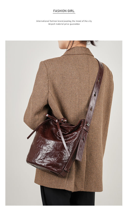 Bolso Bucket de Cuero con Patrón Texturizado y Asa Cruzada - Image 18