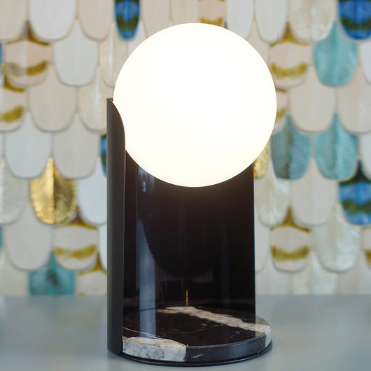 Lámpara de Mesa con Base de Mármol y Globo de Cristal - Image 11